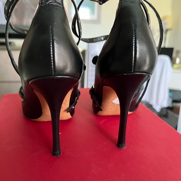 Gently worn Valentino ankle strap pumps-nude & black dust bag & heel caps & box - Picture 3 of 5